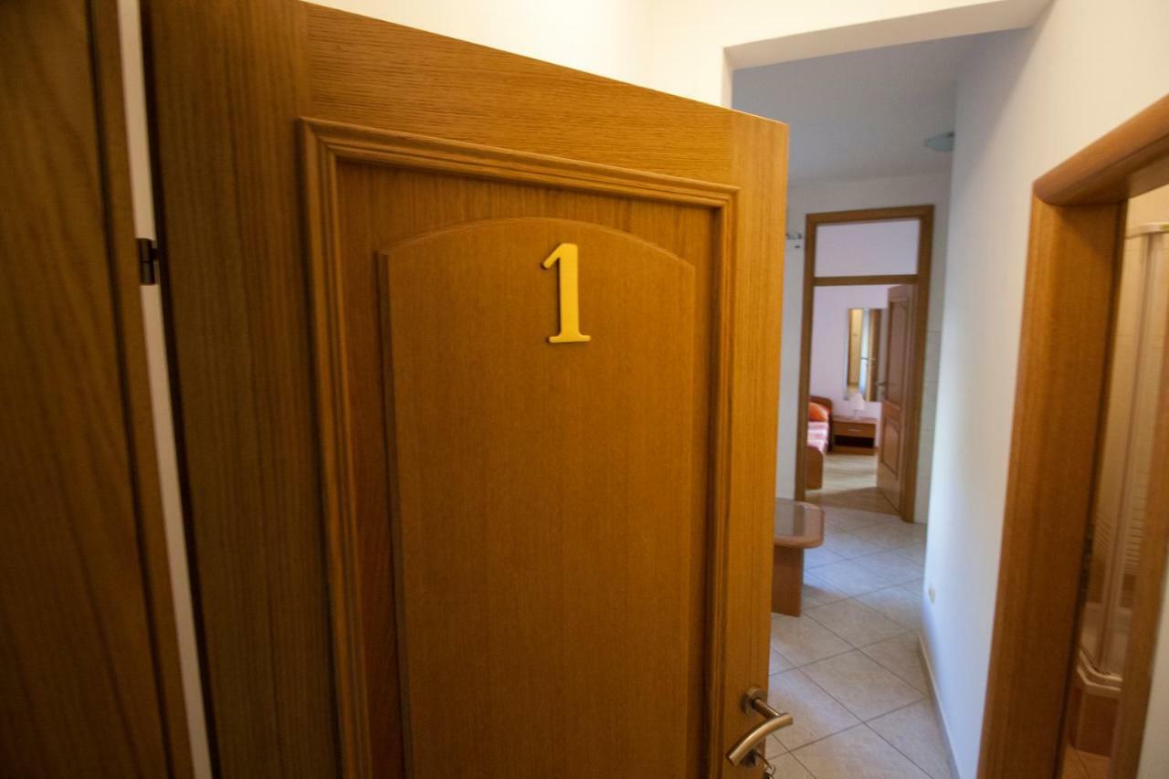 Apartments Knezovic Градац Екстериор снимка
